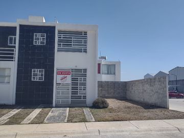 Casa en venta con terreno excedente en esquina en Corregidora