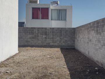 Casa en venta con terreno excedente en esquina en Corregidora