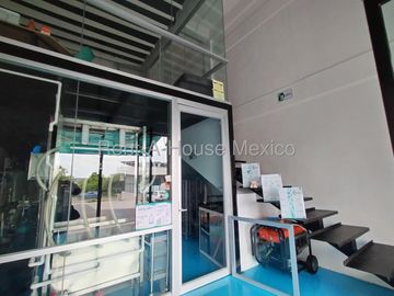 Altos de Juriquilla Local Comercial en Venta | Planta Baja con Tapanco y Oficinas IO157