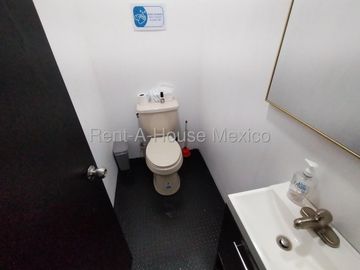 Altos de Juriquilla Local Comercial en Venta | Planta Baja con Tapanco y Oficinas IO157