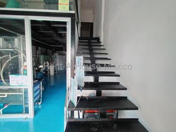 Altos de Juriquilla Local Comercial en Venta | Planta Baja con Tapanco y Oficinas IO157