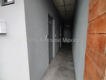 Altos de Juriquilla Local Comercial en Venta | Planta Baja con Tapanco y Oficinas IO157