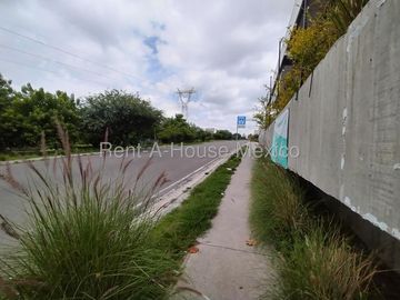 Altos de Juriquilla Local Comercial en Venta | Planta Baja con Tapanco y Oficinas IO157