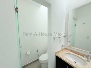 Casa en Venta en Cumbres del Lago | 3 Recámaras con Vestidor y Terraza IO66