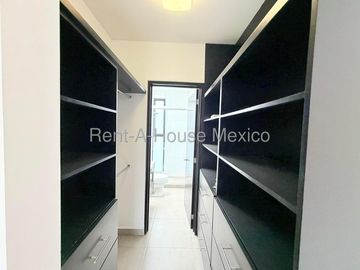 Casa en Venta en Cumbres del Lago | 3 Recámaras con Vestidor y Terraza IO66