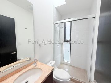 Casa en Venta en Cumbres del Lago | 3 Recámaras con Vestidor y Terraza IO66