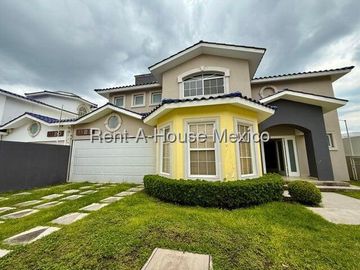 Casa en Venta en Juriquilla | Estilo Californiano en Esquina VM122