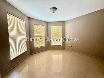 Casa en Venta en Juriquilla | Estilo Californiano en Esquina VM122