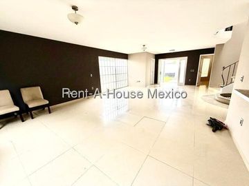 Casa en Venta en Juriquilla | Estilo Californiano en Esquina VM122