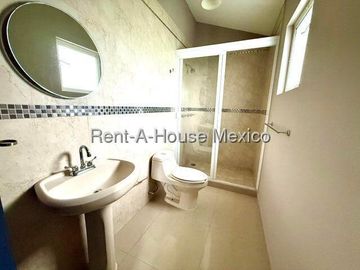 Casa en Venta en Juriquilla | Estilo Californiano en Esquina VM122