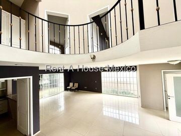 Casa en Venta en Juriquilla | Estilo Californiano en Esquina VM122
