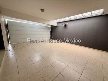 Casa en Venta en Juriquilla | Estilo Californiano en Esquina VM122