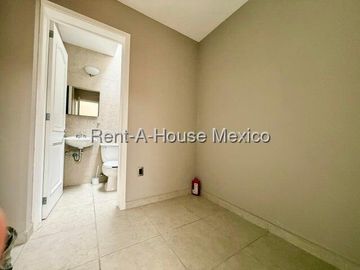 Casa en Venta en Juriquilla | Estilo Californiano en Esquina VM122