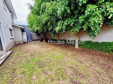 Casa en Venta en Juriquilla | Estilo Californiano en Esquina VM122