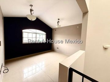 Casa en Venta en Juriquilla | Estilo Californiano en Esquina VM122
