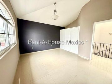 Casa en Venta en Juriquilla | Estilo Californiano en Esquina VM122
