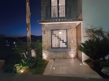VENTA DE RESIDENCIA EN GRAN RESERVA, ACABADOS DE LUJO, 3 RECAMARAS, COCHERA PARA 3 AUTOS, JARDIN, SOTANO, ELEVADOR, AIRA ACONDICIONADO, ESTILO MEXICAN