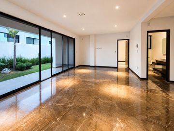 VENTA DE RESIDENCIA EN GRAN RESERVA, ACABADOS DE LUJO, 3 RECAMARAS, COCHERA PARA 3 AUTOS, JARDIN, SOTANO, ELEVADOR, AIRA ACONDICIONADO, ESTILO MEXICAN