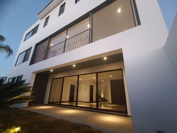 VENTA DE RESIDENCIA EN GRAN RESERVA, ACABADOS DE LUJO, 3 RECAMARAS, COCHERA PARA 3 AUTOS, JARDIN, SOTANO, ELEVADOR, AIRA ACONDICIONADO, ESTILO MEXICAN