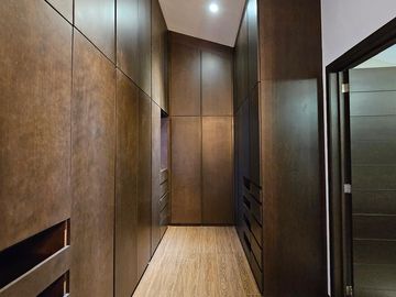 VENTA DE RESIDENCIA EN GRAN RESERVA, ACABADOS DE LUJO, 3 RECAMARAS, COCHERA PARA 3 AUTOS, JARDIN, SOTANO, ELEVADOR, AIRA ACONDICIONADO, ESTILO MEXICAN