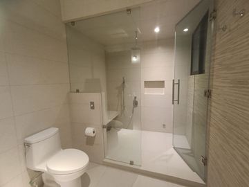 VENTA DE RESIDENCIA EN GRAN RESERVA, ACABADOS DE LUJO, 3 RECAMARAS, COCHERA PARA 3 AUTOS, JARDIN, SOTANO, ELEVADOR, AIRA ACONDICIONADO, ESTILO MEXICAN