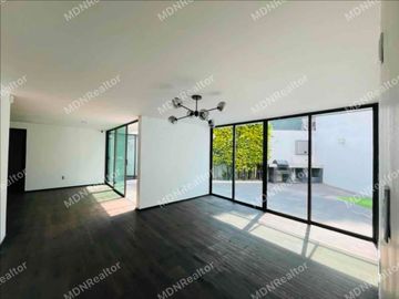 Casa en venta en Lomas de Tecamachalco.
