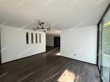Casa en venta en Lomas de Tecamachalco.