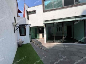 Casa en venta en Lomas de Tecamachalco.