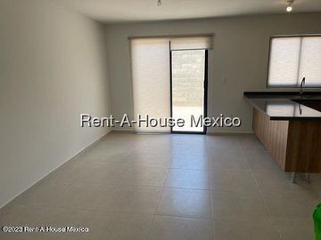 Casa en Venta en Zákia | Condominio con Alberca y Gimnasio JPC2576