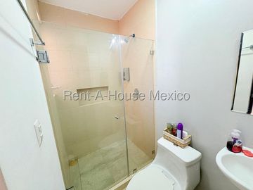 Casa en Venta en Zákia | Condominio con Alberca y Casa Club RM159