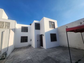 OPORTUNIDAD CASA CERCA DE PERIPLAZA