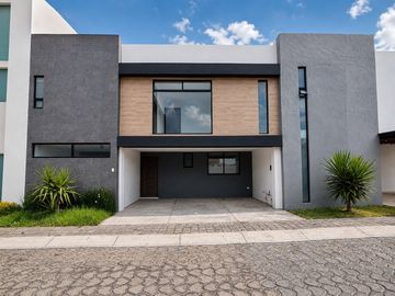 VENTA DE CASA EN FRACC REAL DE CORTES, SAN PEDRO CHOLULA, 4 RECAMARAS, RECAMARA EN PB. COCHERA PARA 2 AUTOS, ROOF GARDEN.