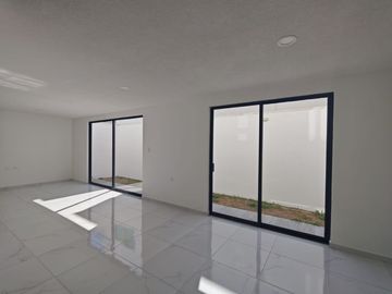 VENTA DE CASA EN FRACC REAL DE CORTES, SAN PEDRO CHOLULA, 4 RECAMARAS, RECAMARA EN PB. COCHERA PARA 2 AUTOS, ROOF GARDEN.