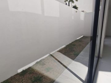 VENTA DE CASA EN FRACC REAL DE CORTES, SAN PEDRO CHOLULA, 4 RECAMARAS, RECAMARA EN PB. COCHERA PARA 2 AUTOS, ROOF GARDEN.