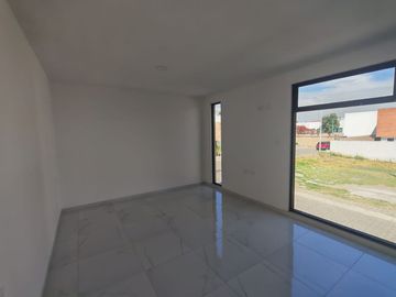 VENTA DE CASA EN FRACC REAL DE CORTES, SAN PEDRO CHOLULA, 4 RECAMARAS, RECAMARA EN PB. COCHERA PARA 2 AUTOS, ROOF GARDEN.