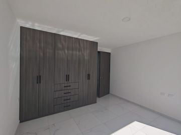 VENTA DE CASA EN FRACC REAL DE CORTES, SAN PEDRO CHOLULA, 4 RECAMARAS, RECAMARA EN PB. COCHERA PARA 2 AUTOS, ROOF GARDEN.
