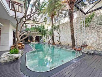 DIJUAL / FREEHOLD : Luxury Villas 6 Bed, Jl. Tegal Cupek, Bumbak, Umalas, Badung Bali