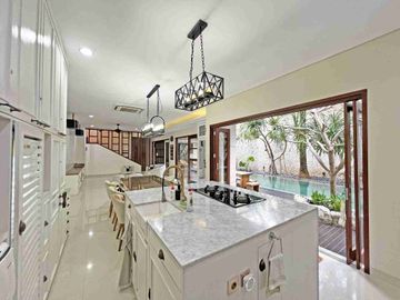 DIJUAL / FREEHOLD : Luxury Villas 6 Bed, Jl. Tegal Cupek, Bumbak, Umalas, Badung Bali