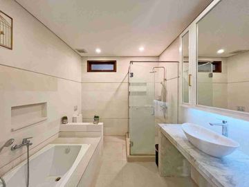 DIJUAL / FREEHOLD : Luxury Villas 6 Bed, Jl. Tegal Cupek, Bumbak, Umalas, Badung Bali