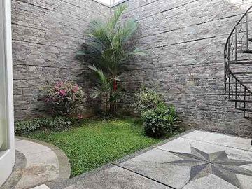 *HUNIAN MEWAH 2 LANTAI MEKARWANGI – SIAP HUNI & FULL CAHAYA ALAMI*

✨ Desain Modern dengan Tangga Melingkar (Grand Staircase)
🌿 Taman Dalam Rumah (Airflow & Pencahayaan Maksimal)
🛁 Kamar Mandi Eksklusif dengan Bathtub
🛡️ Keamanan Ekstra & Lingkungan Tenang
📍 Lokasi Strategis & Bebas Banjir

Sertifikat SHM
LT : 278 m2
LB : 400 m2
Lebar Muka : 12 Meter
Hadap Selatan
Garasi : 1 Mobil
Carport : 4 Mobil
Kamar Tidur : 4+1
Kamar Mandi : 4+1 (kamar mandi utama ada bath up)
Kamar Utama sangat besar (40 M2)
Material bahan kualitas baik
Air Submersible
Listrik 5500 Watt (token)
Ruang Makan
Ruang Tamu
Ruang Keluarga

*Sekali survey pasti suka*
Dekat dgn fasilitas Pendidikan, Perbelanjaan, Ibadah, sarana olah raga dll, bebas banjir, akses jalan Soekarno Hatta, akses tol

*HARGA : 5,95 M (Nego sampai jadi)*


Susie_One Realty
0811229----
