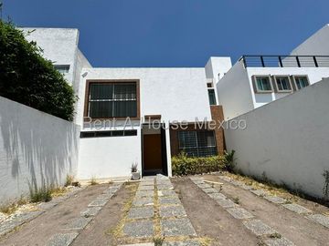 Casa en renta a pie de calle en El Mirador – Querétaro