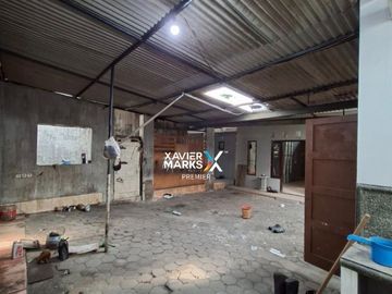DISEWAKAN RUMAH DI POROS JALAN BUNGA-BUNGA, LOWOKWARU, MALANG KOTA COCOK UNTUK TEMPAT USAHA KAFE, KANTOR, KULINER, DLL