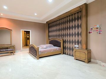 Rumah/Tempat Usaha Nol Raya Arjuna bagus siap HUNI , Carport 5 mobil  Garasi 3 mobil