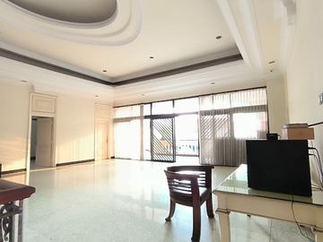 Rumah/Tempat Usaha Nol Raya Arjuna bagus siap HUNI , Carport 5 mobil  Garasi 3 mobil