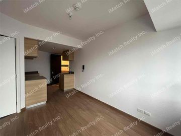 Rush Sale: P6.95m only for 35 sqm 1BR at The Rise Makati by Shangrila