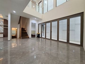 Disewa Rumah 3 Lantai - 4BR di Puri 11 Heritage | Furnish, Cluster Premium, Akses Mudah ke Tol & Pusat Kota, Siap Huni, Interior Elegan