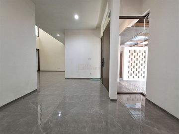Disewa Rumah 3 Lantai - 4BR di Puri 11 Heritage | Furnish, Cluster Premium, Akses Mudah ke Tol & Pusat Kota, Siap Huni, Interior Elegan