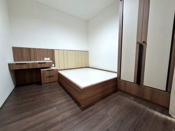 Disewa Rumah 3 Lantai - 4BR di Puri 11 Heritage | Furnish, Cluster Premium, Akses Mudah ke Tol & Pusat Kota, Siap Huni, Interior Elegan