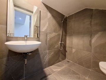 Disewa Rumah 3 Lantai - 4BR di Puri 11 Heritage | Furnish, Cluster Premium, Akses Mudah ke Tol & Pusat Kota, Siap Huni, Interior Elegan