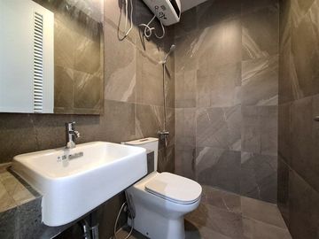 Disewa Rumah 3 Lantai - 4BR di Puri 11 Heritage | Furnish, Cluster Premium, Akses Mudah ke Tol & Pusat Kota, Siap Huni, Interior Elegan